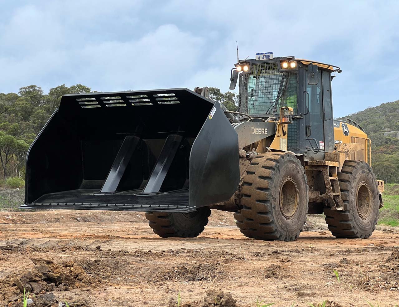 himac-attachments-product-1280-wheel-loader-high-dump-bucket-6_1600x1200_crop_center@2x-2
