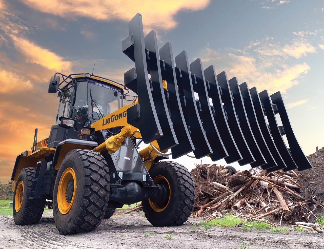 himac-attachments-product-1280-wheel-loader-push-rake-18_1600x1200_crop_center@2x-2